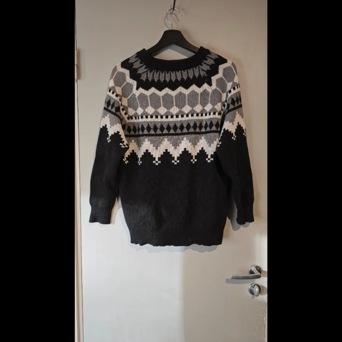 Svart och grå mönstrad stickad tröja