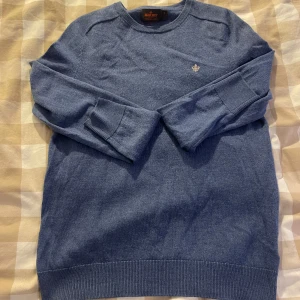 Blå tröja i merinoull från Morris - Säljer en stilren blå tröja från Morris i 100% merinoull.  Tröjan är i riktgt bra skick med inga skador. Hör av dig vid intresse eller bara om du har frågor 💛