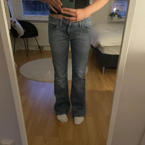 Blå lågmidjade bootcut jeans - Snygga blå bootcut jeans med låg midja. Passar både storlek M och S.