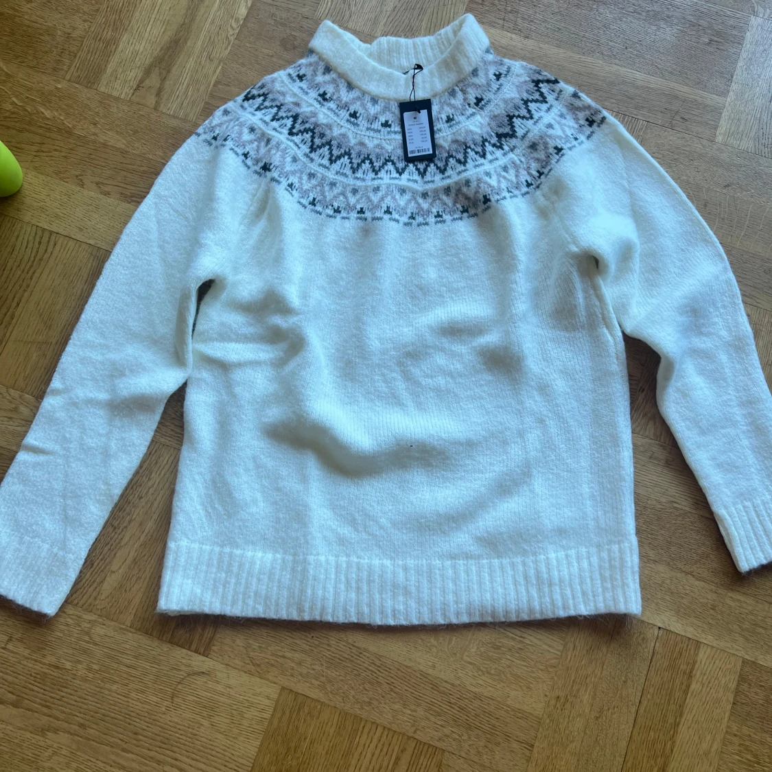 Vit stickad tröja med mönster