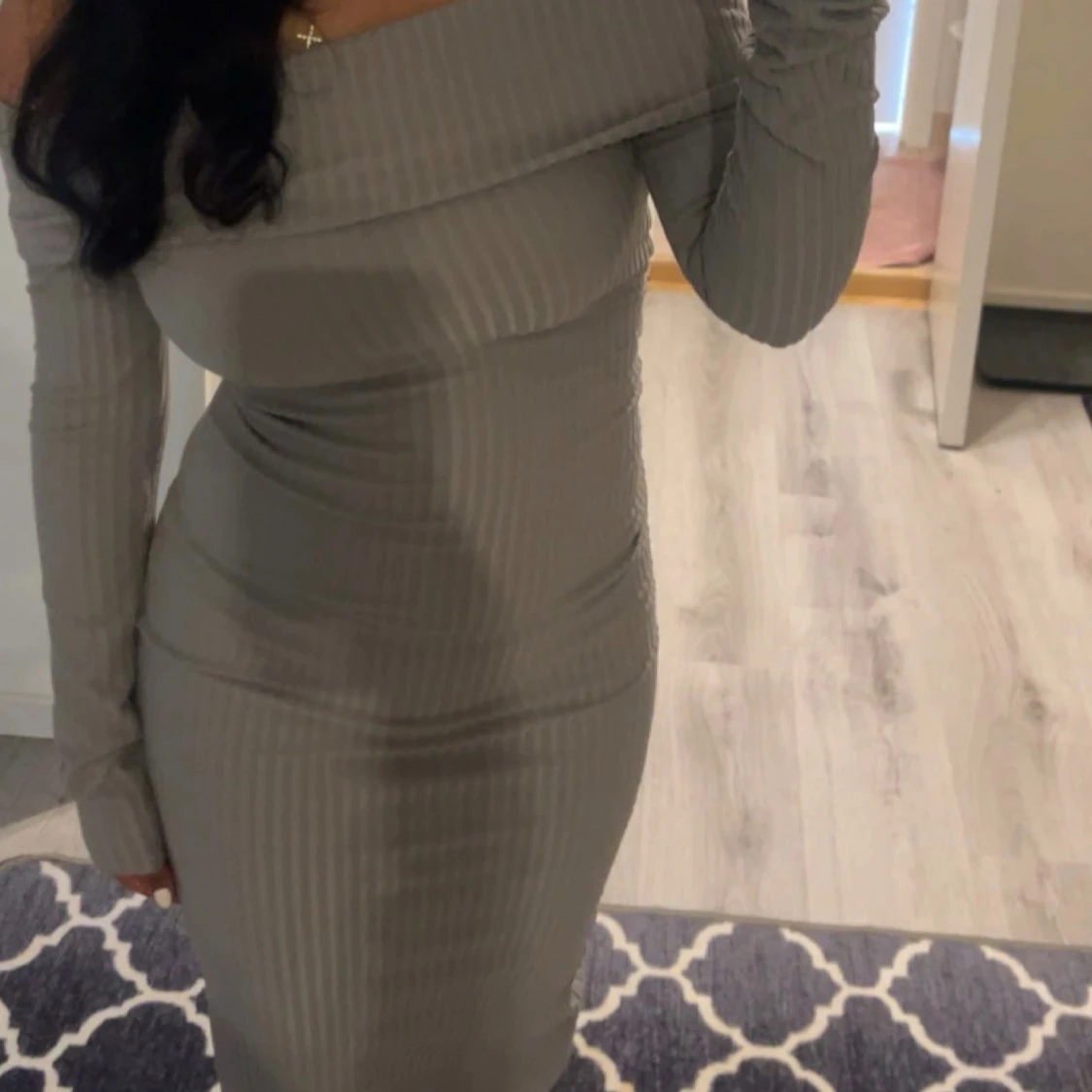 Grå ribbad klänning