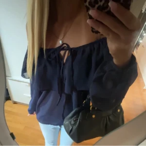 Mörkblå blus från Gina Tricot - Säljer en snygg mörkblå blus från Gina Tricot. Bra skick har använt den fåtal gånger. Skriv för fler bilder💕