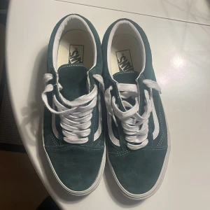 Gröna sneakers från Vans - Säljer mina  mörk gröna Vans skor! Är ganska ny har använt knappt. Priset kan minskas🚨