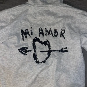 Mi Amor hoodie - Säljer min trendiga mira Paris hoodie som bara är använd 3 gånger, därav inga defekter. Jätte bekväm och snygg, pris kan diskuteras!