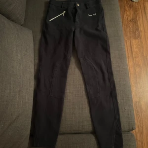 Svarta ridbyxor från Horse Life - Snygga mörk blåa  ridbyxor från Horse Life med dragkedja och knapp framtill. ficka med dragkedja. 