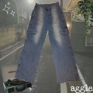 Slitna Cargo Jeans  - Säljer ett par slita cargo jeans i denim.  Fickorna är stora och har mycket plats. De är ganska slitna med heelbite på ena benet lol. 