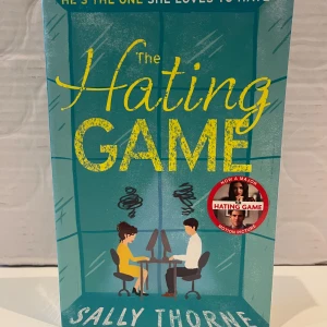 The Hating Game - En charmig och rolig modern romantik om Lucy Hutton, en assistent som hamnar i en intensiv rivalitet med kollegan Joshua Templeman. Deras kontorskrig förvandlas till något mer när en befordran står på spel. Perfekt för dig som gillar humor och romantik.