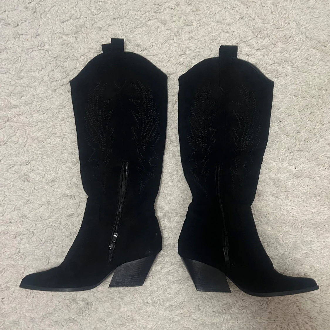 Svarta cowboy boots i mocka - 1