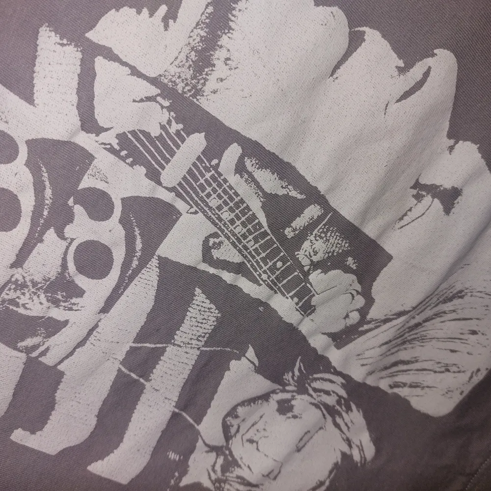Säljer en grå nirvana tshirt från hm med kurt cobain på. Inga defekter. Den är lite croppad och perfekt för en casual look. 🎸. T-paidat.