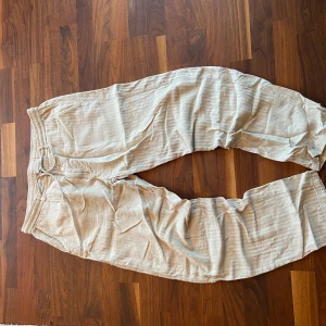 J.lindeberg  - Snygga linnebyxor super bra till varmare värdet sitter super bra storlek L passar 32 upp till34 skulle jag säga pris kan diskuteras