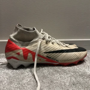 Nike Zoom fotbollsskor - Snygga fotbollsskor från Nike i beige med svarta och röda detaljer. Skick - 9/10 endast använt ett fåtal gånger Inga defekter, riktigt sköna och säljer pga att de är för små just nu. Nypris 3300 mitt pris 550, pris kan diskuteras, hör av er vid frågor 🙌