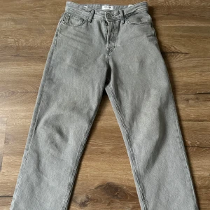 Baggy jeans från Jack & Jones -  grå jeans från Jack & Jones med en klassisk femficksdesign. De har en rak passform ny pris 700
