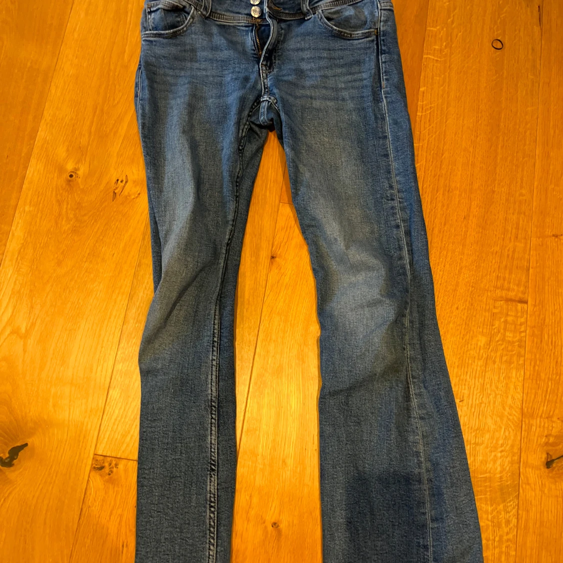 Blå jeans från Gina Tricot - 1