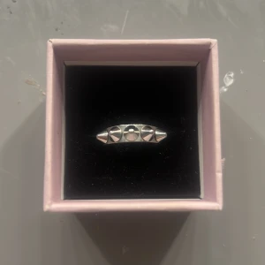 Edblad ring  - Kan säkert diskutera pris. Silver Edblad ring. Storlek 17,50 plus Edblad låda. 
