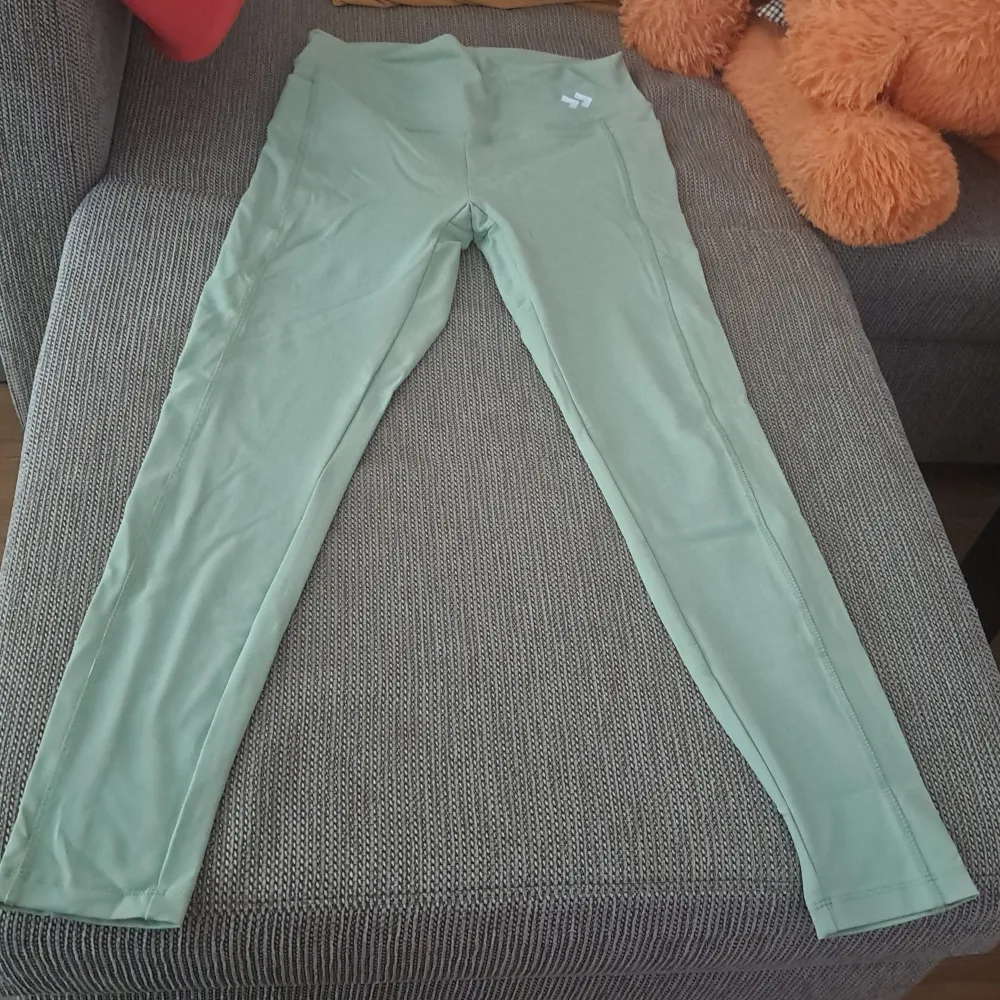 Säljer ett par snygga gröna leggings. De är högmidjade och har en tight passform, perfekta för både träning och vardag. Materialet är mjukt och stretchigt för bästa komfort.. Jeans & Byxor.