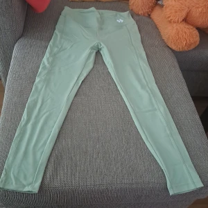 Gröna leggings - Säljer ett par snygga gröna leggings. De är högmidjade och har en tight passform, perfekta för både träning och vardag. Materialet är mjukt och stretchigt för bästa komfort.
