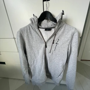 Sail Raicing hoodie - Jag säljer denna Sail Racing hoodien! Som är perfekt nu till hösten🍁 Skick-8/10, inga defekter. Nypris:950kr, Mitt pris:300kr. Glöm inte att höra av dig vid intresse!