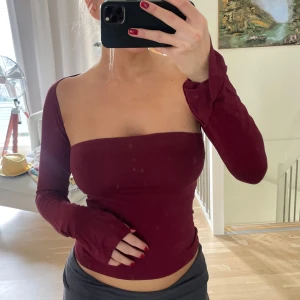 Topp  - Säljer denna fina topp från zara för 100kr! Helt oanvänd 