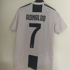 Fotbollströja - En C.Ronaldo tröja som passar XS eller S 