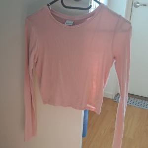 Rosa ribbad tröja  - Säljer en superfin rosa ribbad tröja från gnatricot. Den är långärmad och har en croppad passform som är perfekt vardag. Materialet är mjukt och stretchigt, vilket gör den bekväm att bära hela dagen. Perfekt för vår och host. 1 grå+1rosa= 50. 1=30.