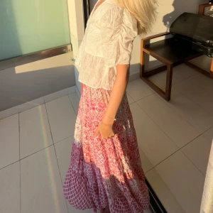 Mönstrad långkjol - Maxikjol från Zara med ett superfint rosa mönster, den är köpt i somras och i fint skick då den endast använts va 6-7 gånger totalt under sommaren💓