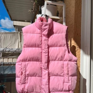Rosa dunväst  - Strl XS i herrstorlek! Funkar lika bra på mig som strl M-L