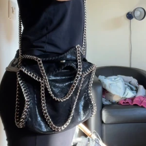 Stella McCartney väska  - Stella McCartney liknande väska i väldigt bra skick 🩷🩵