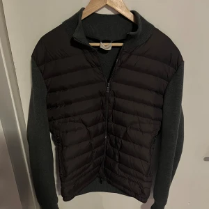 Moncler cardigan - En moncler cardigan i nyskick, äkta såklart (bevis kan fås) vid fler frågar är det bara och skriva