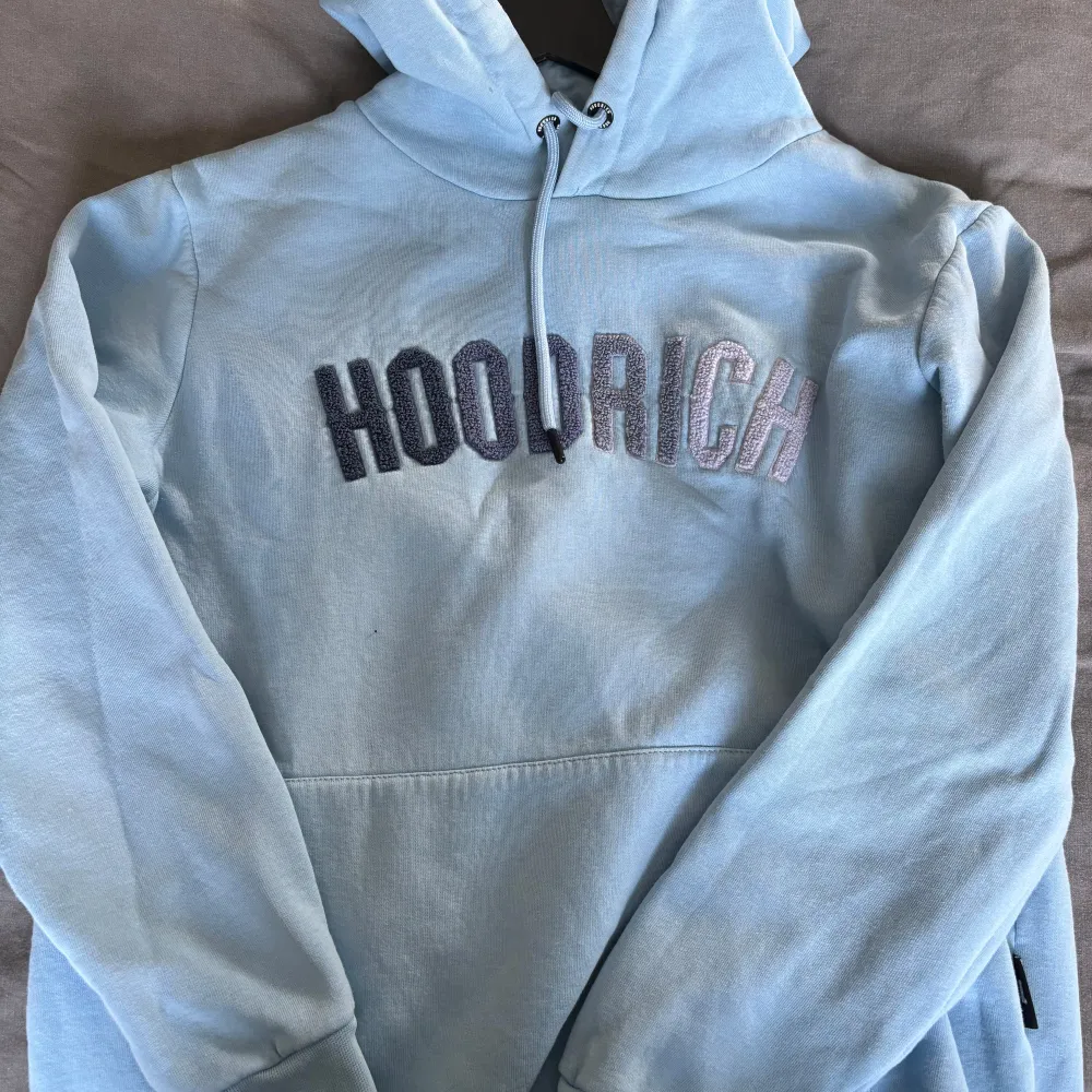 Säljer en skön hoodrich hoddie. Knappt använd.  Säljer hela settet. Tröjor & Koftor.