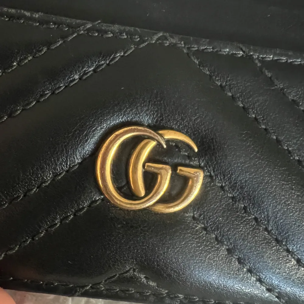 Välanvänd Helsvart korthållare från Gucci. Inköpt 4/3-19 men fortfarande i fint skick, lädret har blivit mjukare, och patinan i guld har fått sig några skrapningar på guldet (inget som syns jättetydligt. Onlinekvitto finns men ingen box finns kvar!. Asusteet.