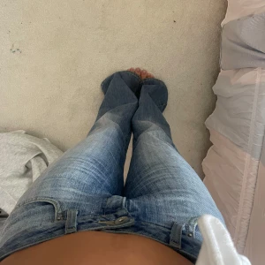 Jeans  - Lågmidjade trendiga bootcut jeans. 💕midjemått 36cm och innerbenslängden är 76cm