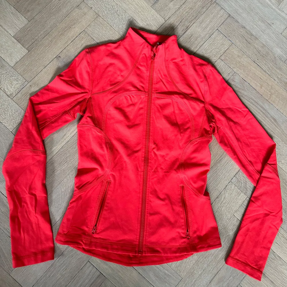 Röd Lululemon define jacket, stl 10. Använd i mycket gott skick. . Sportswear.