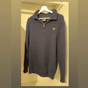 Säljer nu min lyle and scott half zip i toppen skick, tveka inte på att höra av er vid frågor eller intresse av köp