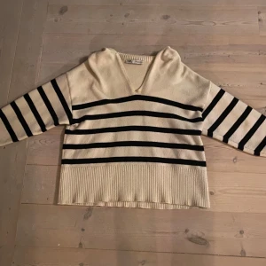Zara stickad randig tröja  - Jättefin randig v-ringad tröja från Zara i storlek S 💗