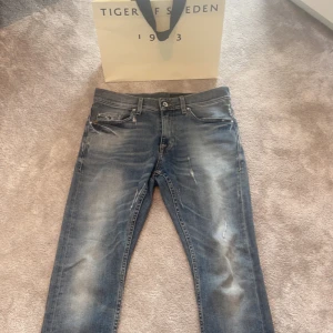 Tiger of Sweden jeans - Säljer nu ett oss asfeta tiger of Sweden jeans. SÄLLSYNT MODELL MED RIPPS! Jätte bra skick på jeansen, ny pris ligger på 1,5 medans vårt pris endast e 499 hör av er vid fler frågor eller bilder 