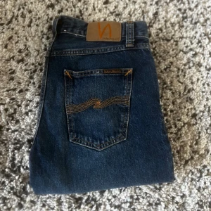 Nudie jeans  - Säljer nu dessa nudie jeans i storlek 28/30. Osäker på passformen. Dom är i ett otroligt bra skick. Vårtpris : 499 , nypris : runt 1500. Hör av er angående frågor eller vid funderingar. 