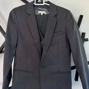 Kostym RJR. John Rocha 12 år - Dyr i inköp  Använd 2 gånger 