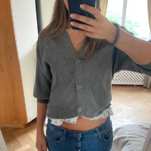 Grå stickad kofta💕 - Så söt kofta perfekt till hösten!🫶