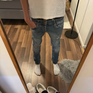 Jack and Jones jeans med slitningar - Tja säljer nu ett par Jack and Jones jeans med feta slitningar, skriv för mer frågor osv i strl 27:30 men passar lite större