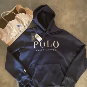 Säljer nu en helt ny sälsynt polo Ralph lauren hoodie som nästan inte går att få tag på i dagsläget. Hoodien är äkta och har prislappen kvar, ny pris 2100, mitt pris 1500. 