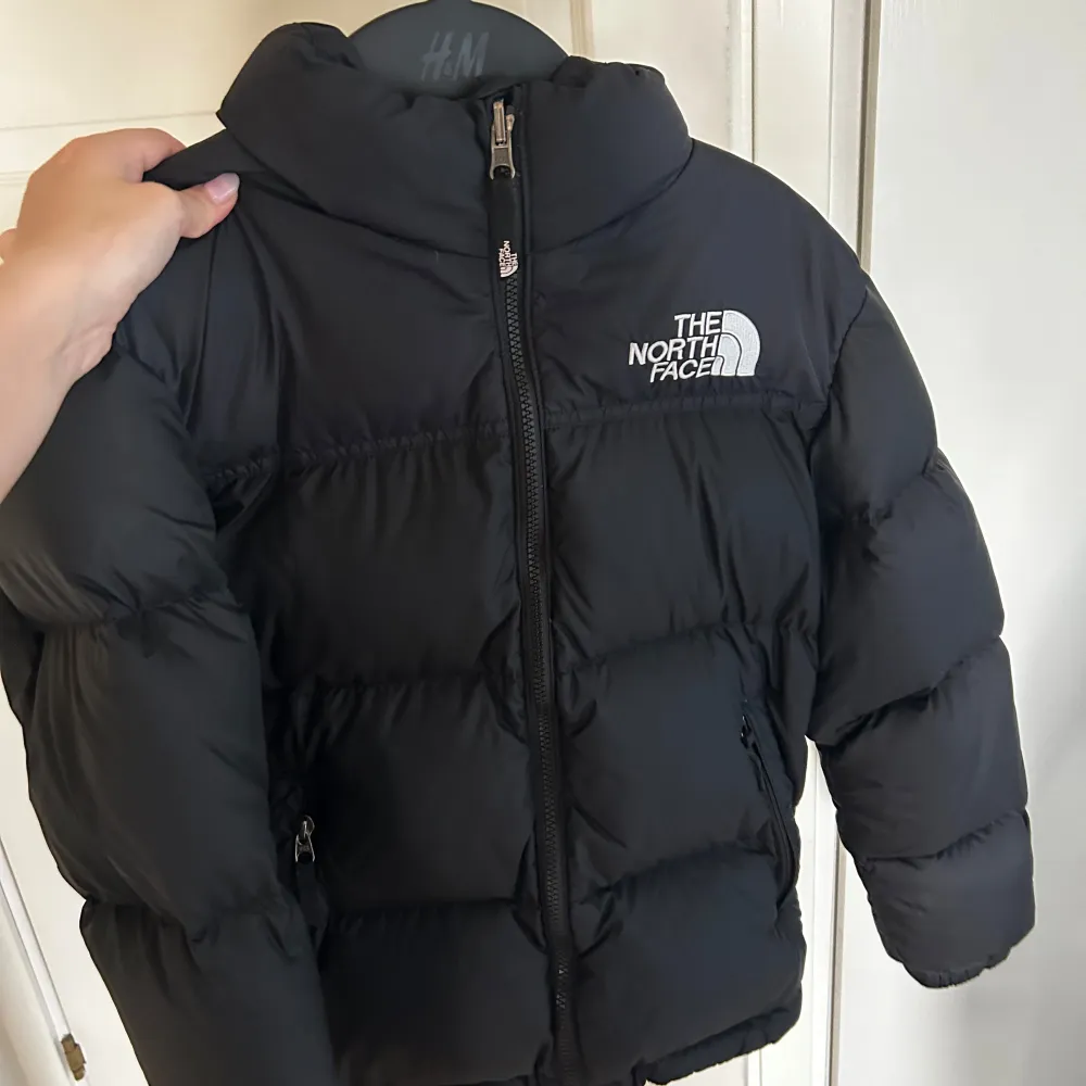 Hej! Säljer denna svarta The north face jacka då jag köpt ny vinterjacka. Den är i barnstolek L men skulle säga att den passar som en XS dam modell. Perfekt för hösten och vintern!. Jackor.