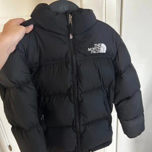 The north face jacka - Hej! Säljer denna svarta The north face jacka då jag köpt ny vinterjacka. Den är i barnstolek L men skulle säga att den passar som en XS dam modell. Perfekt för hösten och vintern!