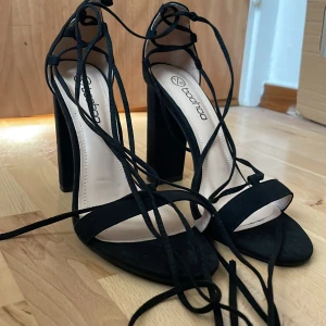 Svarta klackar  - I fint skick använda en gång 