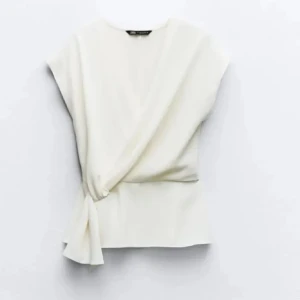 Vit Blus Zara - Säljer en superfin vit blus/topp ifrån Zara. Perfekt för både vardag och fest! Den är helt ny och aldrig använd. Endast testad i butik!💕storlek XS men passar även S