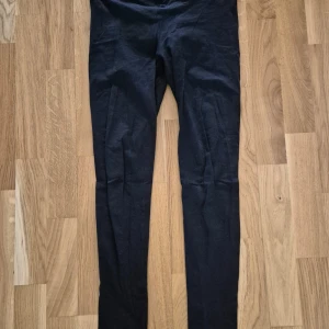 Leggings/mjukisbyxor - Svarta leggings/mjukisbyxor från HM. Använd fåtal gånger. Mjuk material och väldigt bekväma. Storlek 36. 95% bomull och 5% elastan. 