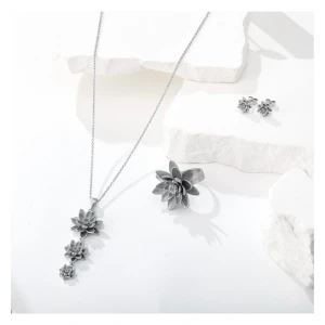 Lotus set  - Smyckes-set med 2 örhängen, 1 halsband och 1 ring 🌸  (Går att köpa separat) Rostfritt stål - Olympia Ringstorlekar : 6/S, 7/M, 8/L Halsband : 40-45cm (förlängningskedja)