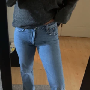 Jeans - Snygga blåa midrise jeans som passar bra till allt. Sitter jättebra i rumpan och är sköna att ha på sig! Säljer för de inte kommer till användning längre. 💙✨ 