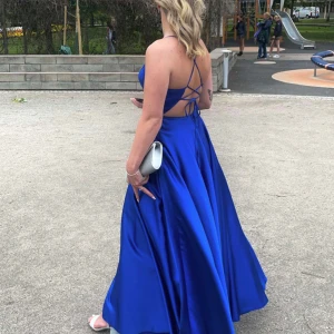 Balklänning  - Säljer nu min underbara balklänning. Storlek 36 och i färgen royal blue. Nypris 3000kr