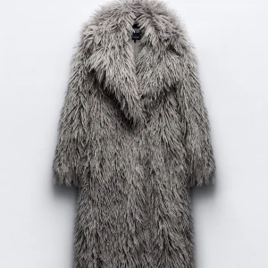 Kollar intresset för den här pälsen  från zara - Super cool päls som snabbt sålde slut stl S. Kollar om intresse finns😊 Inte bestämt mig än om jag ska sälja!