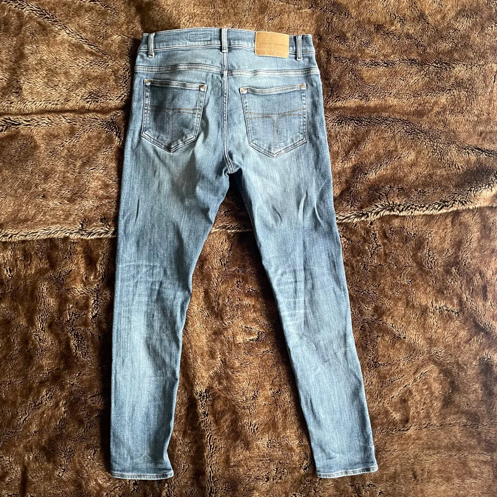 Tja, säljer ett par sjukt schysta jeans från tiger of Sweden. Dem är i riktigt bra skick förutom en liten defekt (se sista bilden). Modellen är evolve. Hör av dig vid minsta fundering// Borgströms . Jeans & Byxor.